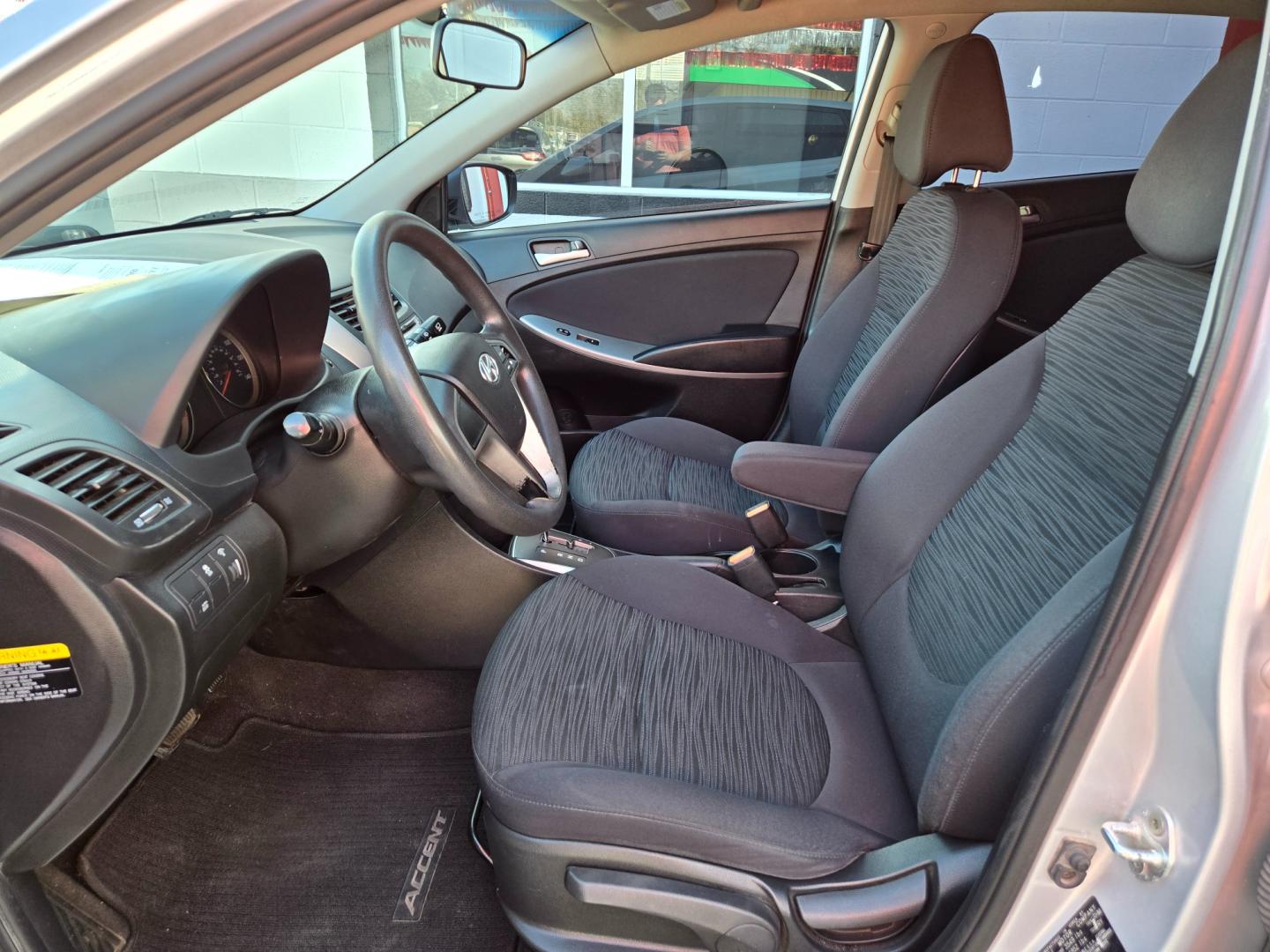 2015 SILVER Hyundai Accent GS 5-Door 6A (KMHCT5AE0FU) with an 1.6L L4 DOHC 16V engine, 6-Speed Automatic transmission, located at 503 West Court, Seguin, TX, 78155, (830) 379-3373, 29.568621, -97.969803 - Photo#4